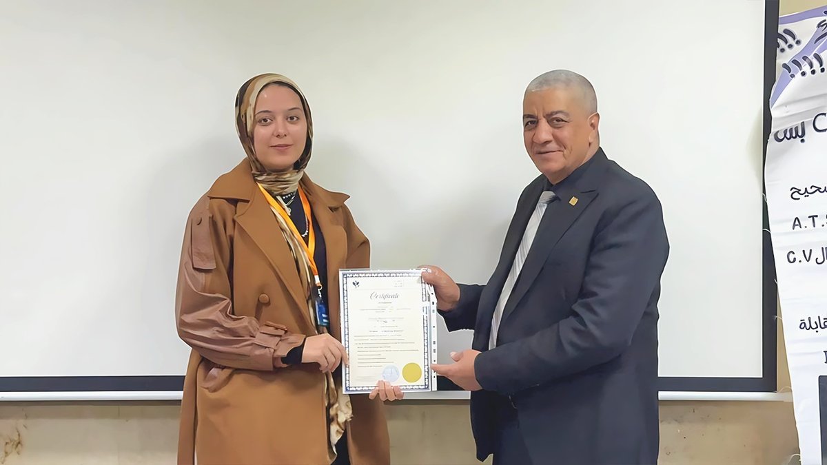 تسليم شهادة للمتدربين