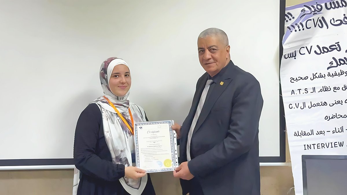 تسليم شهادة للمتدربين