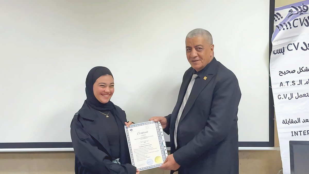 تسليم شهادة للمتدربين
