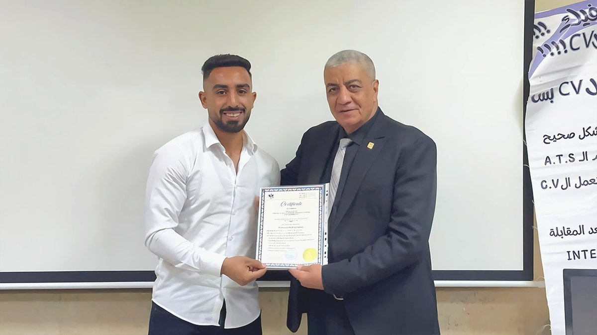 تسليم شهادة للمتدربين