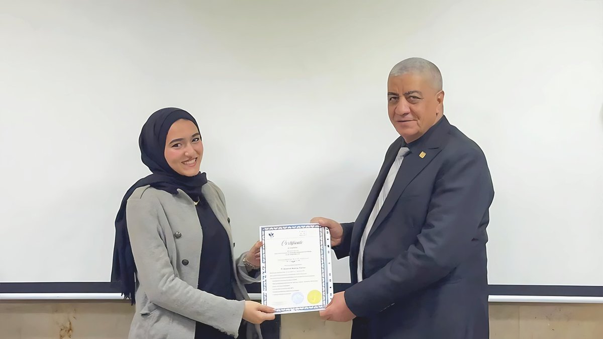 تسليم شهادة للمتدربين