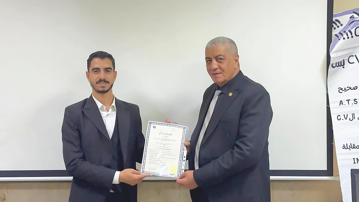 تسليم شهادة للمتدربين