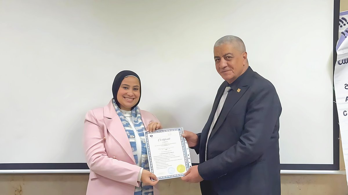 تسليم شهادة للمتدربين