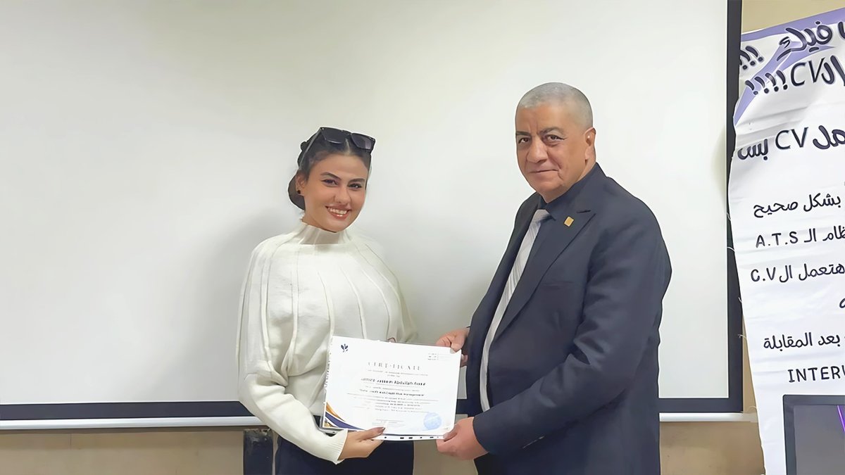 تسليم شهادة للمتدربين