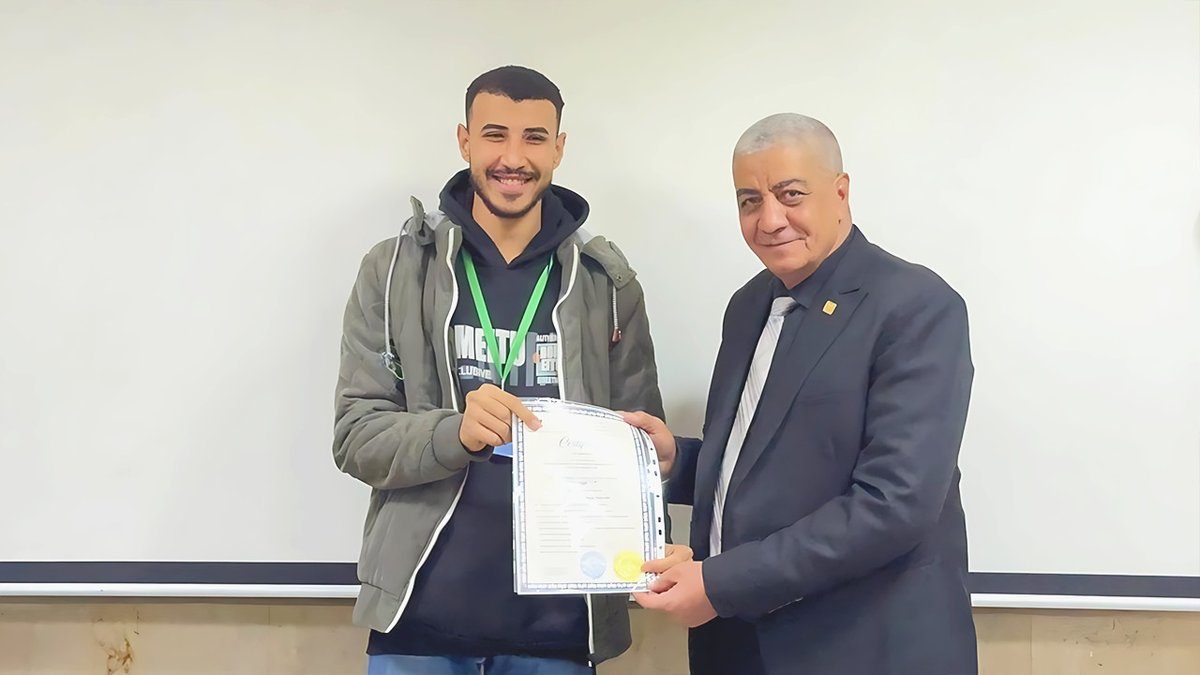 تسليم شهادة للمتدربين